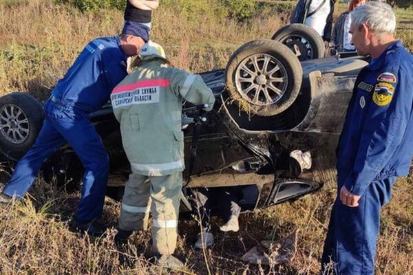 Два человека пострадали при опрокидывании легковушки на трассе в Самарской области 

Авария произошла утром..