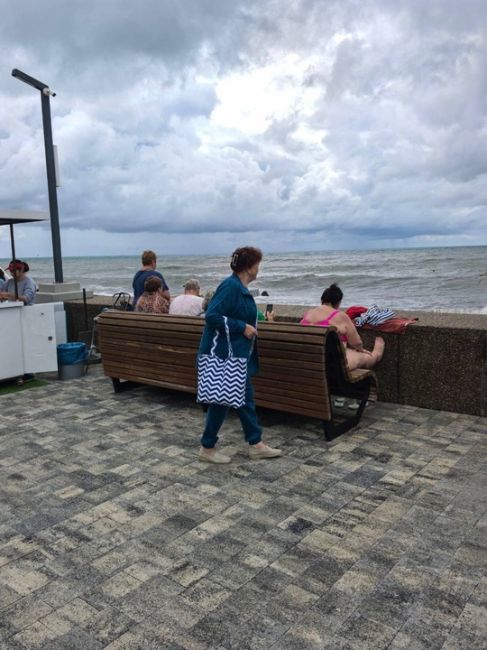 В Сочи ветрено и волны с перехлестом - здесь сегодня готовятся к приходу мощного циклона

Пик его придется на..