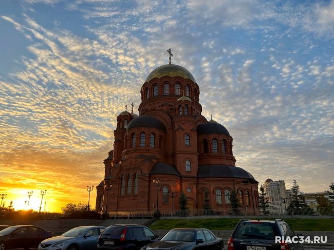 Залитая осенним закатом площадь Павших борцов в Волгограде! 🌇

Вот и подошла к концу первая неделя октября,..