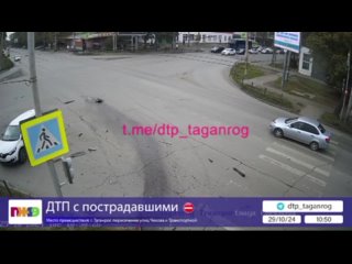 В Таганроге произошло жёсткое ДТП. 
 
Автомобиль «Тойота», который двигался на большой скорости, столкнулся с..