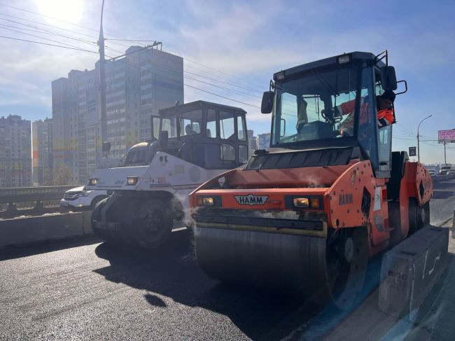 Это временно 

Асфальт, который с ночи 16 октября укладывают на крайней левой полосе Димитровского моста..