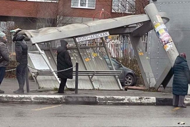 Остановка Волочаевская рухнула

Жители считают, что она была установлена некачественно. Некоторые..