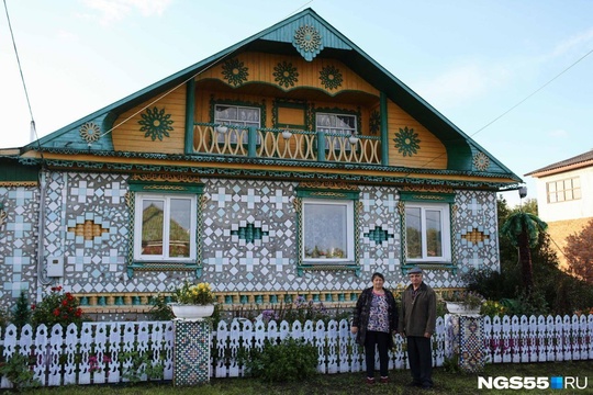 Пенсионер выложил фасад дома яркими пробками в Омской области 

В Таре на ул. Немчиновской дом 72-летнего..