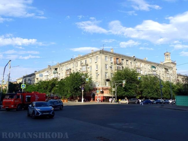 Дом Советская, 20 — один из самых интересных домов в Волгограде по количеству разнообразных составляющих его..