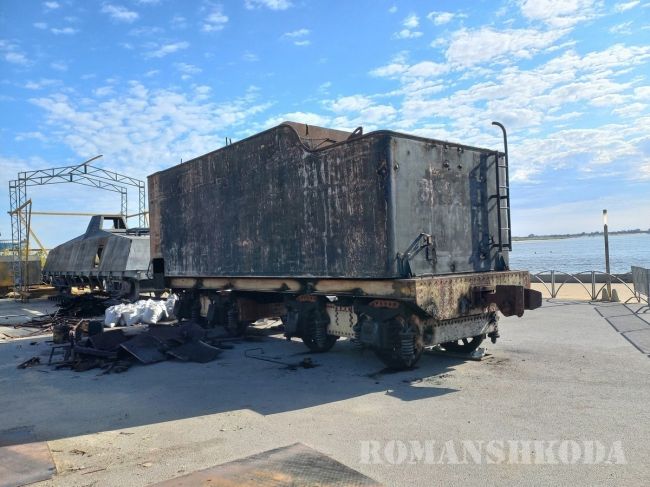 В Волгоград, на набережную около Гасителя, прибыл настоящий паровоз. С самого утра на нём ведутся активные..