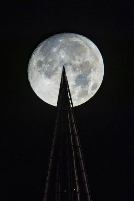 🌓 Невероятная луна за шпилем Лахта..