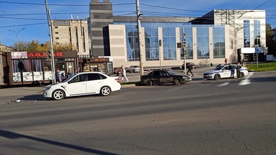 ‼️ДТП на перекрёстке проспекта Декабристов и улицы Карпинского. Будьте внимательнее и осторожнее при..