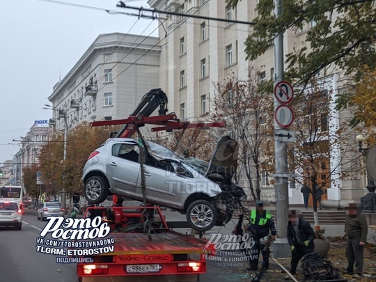 ⚠️ Легковушка перевернулась и влетела в дерево напротив правительства Ростовской области..