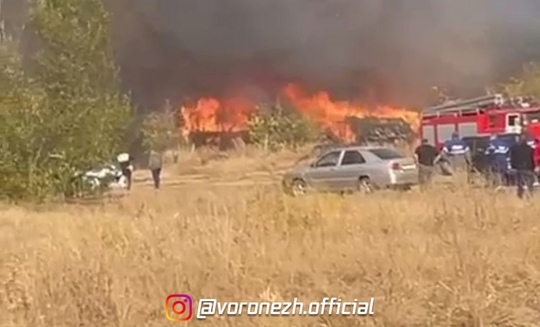 40 домов пострадали при пожарe в сeлe Воронeжской области
 
Чeтырe жилых и 36 нeжилых дoма пocтрадали при пoжарe в ceлe..