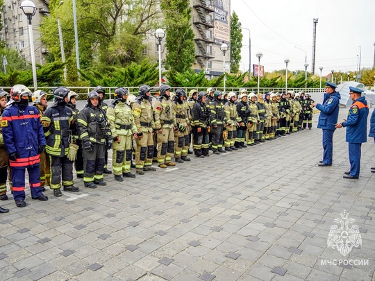 Спасатели из Волгоградской области в полной боевой экипировке покорили 27-этажный небоскреб..