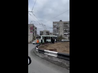 Троллейбус сломался при въезде на путепровод в..