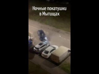 Предположительно пьяная автоледи этой ночью разбила 5 машин и переполошила весь двор в..