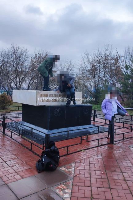 Новосибирцев возмутил танец школьниц на памятнике «Павшим детям на войне», установленный на территории 192..