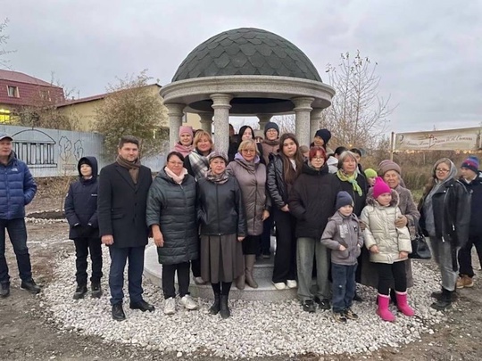 В Перми на берегу реки Мулянка (в районе СК Ледовый) появилась мини-копия ротонды из парка Горького 

Как..