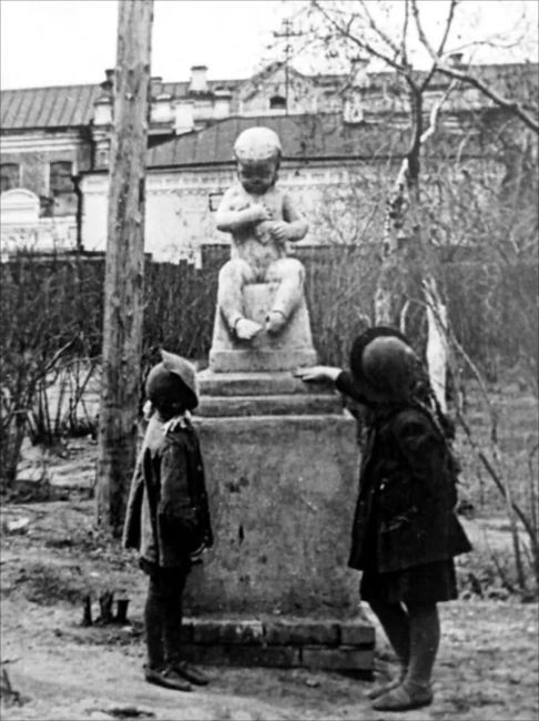 Ретроспектива. Омск. 1952 год. Скульптура девочки с куклой возле Театра..