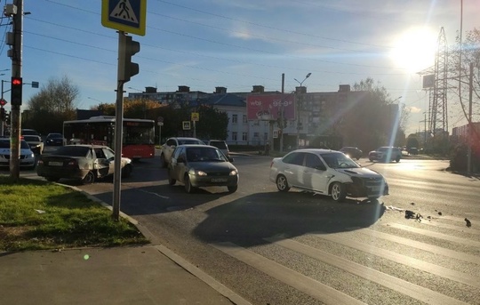 ‼️ДТП на перекрёстке проспекта Декабристов и улицы Карпинского. Будьте внимательнее и осторожнее при..