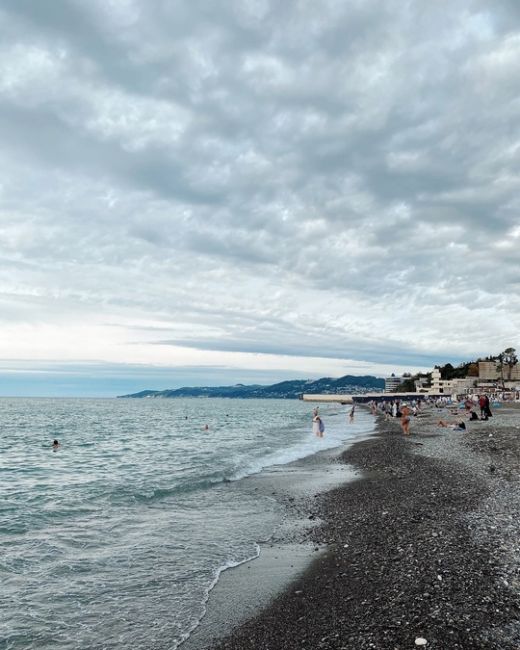 Вторая половина октября в Сочи 🌥️

Людей на пляжах уже сильно меньше, официально объявили о закрытии..