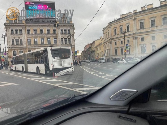 На площади Восстания столкнулись лазурный и белый автобусы. Пострадали 10 человек

Двое детей в состоянии..