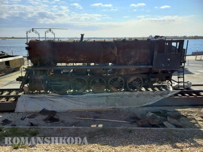 В Волгоград, на набережную около Гасителя, прибыл настоящий паровоз. С самого утра на нём ведутся активные..