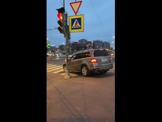 Автолюбители объезжают пробку по тротуару и по пешеходному переходу выезжают на перекрёсток проспекта..