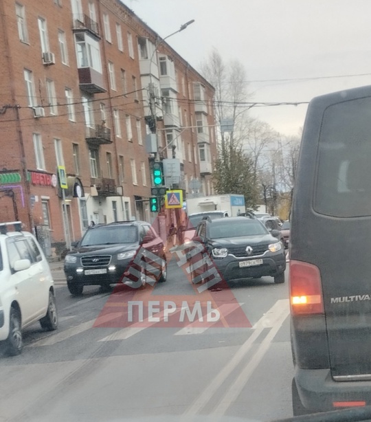 От подписчиков 

ДТП перекрёстке Куйбышева-Лодыгина. Дастер и Хавейл. Движение затруднено, будьте..