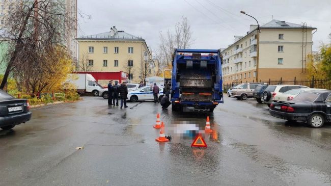 В Дзержинском районе произошло смертельное ДТП с участием мусоровоза . 

Водитель, управляя МАЗом, наехал на..