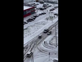 «Гололёдные догонялки» в Солнечном. Таких ситуаций было 2 десятка за час, делятся в паблике..