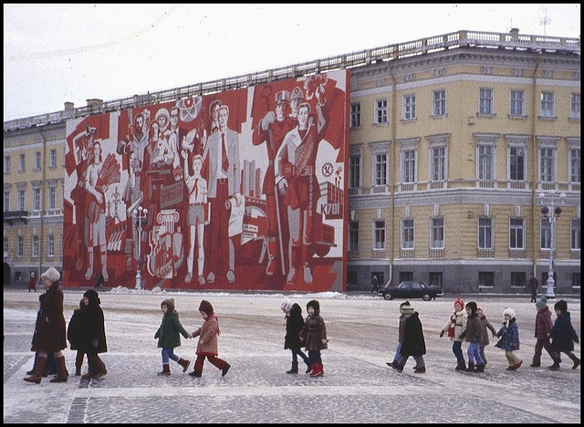 Вспомним, какими были наш город и его жители в конце 1980-х. Когда люди ещё ходили строем, повсюду висели..