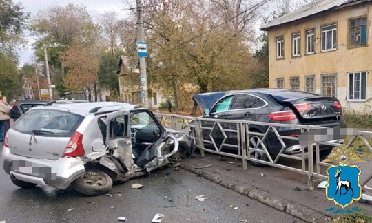 В Самаре на улице Вольской недалеко от больницы им. Семашко столкнулись кроссовер Мерседес и легковушка..