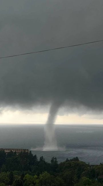 Смерч в Сочи 🌪️
На курорте по прогнозу дожди, град и смерчи до 20 октября 

Фото..