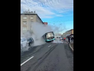 В Петербурге провалился под землю лазурный автобус 

Очередной прорыв произошёл сегодня утром на..