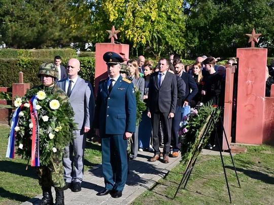 Волгоградцы возложили цветы на мемориальном комплексе Красной Армии в Сербии! 🌹

🌟 Волгоградские артисты..