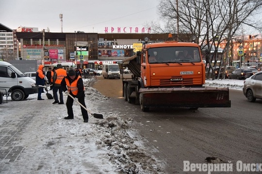 Мэр Сергей Шелест поручил убрать снег с омских улиц 
 
Снег пошел еще ночью, и конца снегопаду не видно. По..