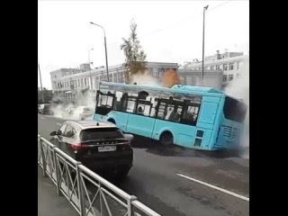 В Петербурге провалился под землю лазурный автобус 

Очередной прорыв произошёл сегодня утром на..