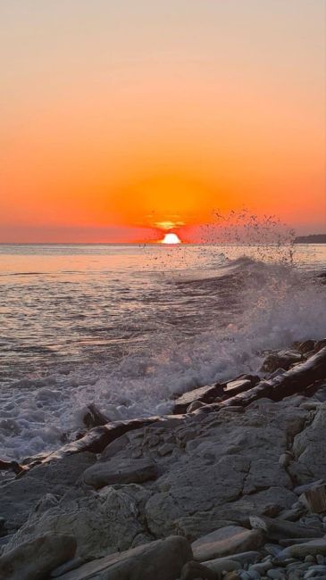 Шикарный закат сегодня! 🌅🌊

фото подписчика..