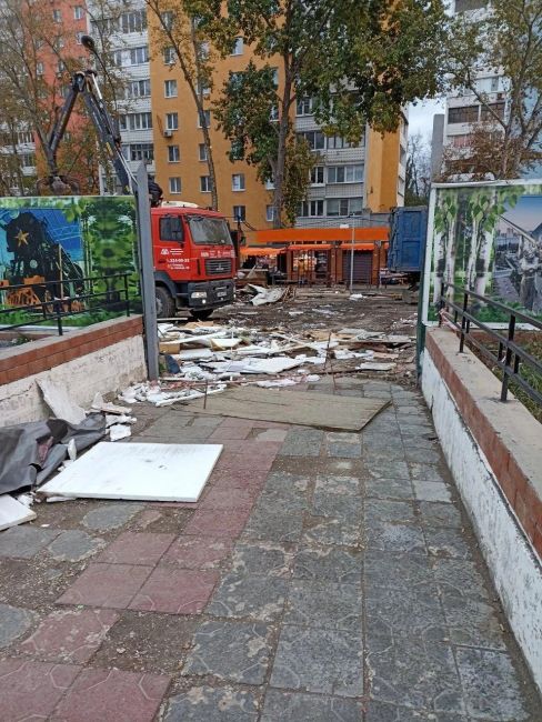 Снесли старый рынок вдоль Московского шоссе и Ново-Вокзальной.
 
Обновлять рынок в этом месте начали еще..