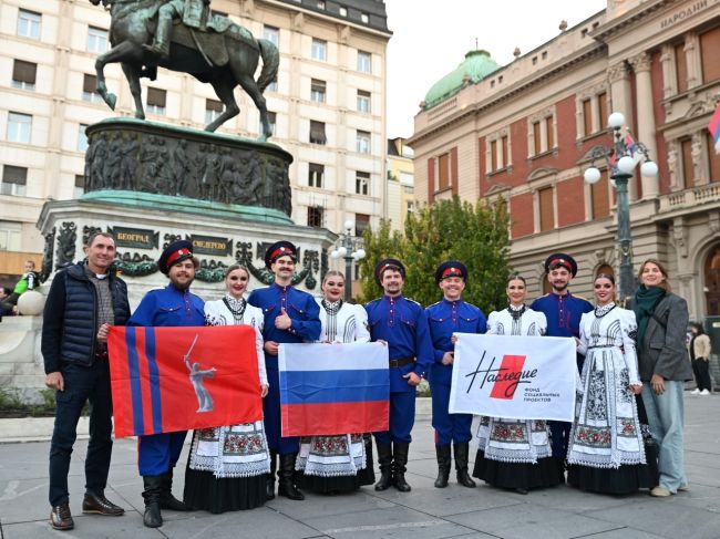 Вот это здорово! Артисты волгоградского ансамбля «Казачий курень» выступают в Сербии на главной площади..