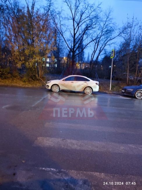 От подписчиков 

Автохам припарковался прямо на пешеходном переходе на перекрестке ул. Беляева и ул...