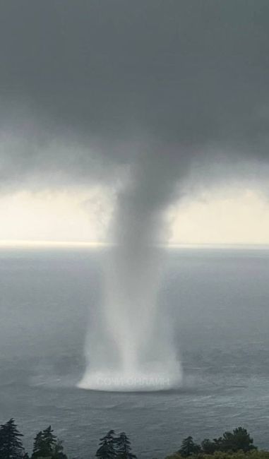 Смерч в Сочи 🌪️
На курорте по прогнозу дожди, град и смерчи до 20 октября 

Фото..