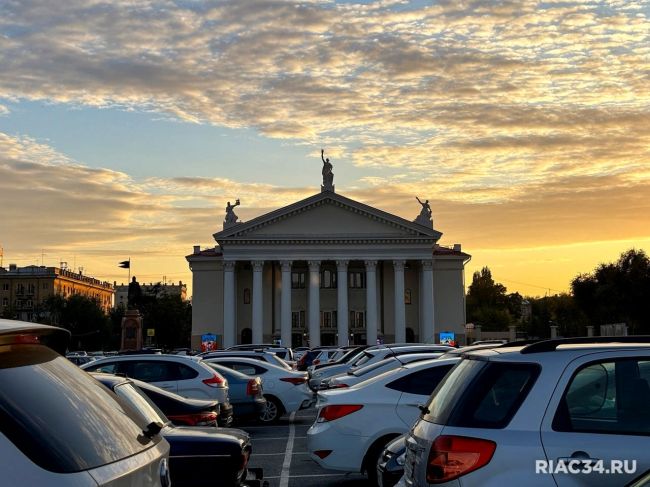 Залитая осенним закатом площадь Павших борцов в Волгограде! 🌇

Вот и подошла к концу первая неделя октября,..