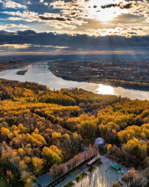 Парк «Швейцария» в осенней красе🍁 
 
Фото: Игорь..