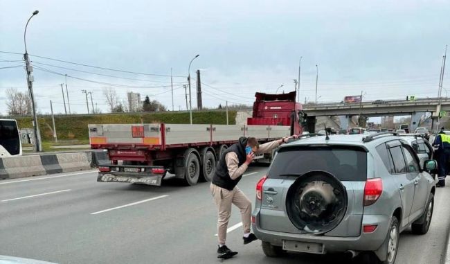 Школьник без водительских прав устроил погоню на машине матери в Новосибирске

В Новосибирске водитель Toyota..