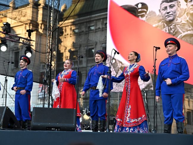 Вот это здорово! Артисты волгоградского ансамбля «Казачий курень» выступают в Сербии на главной площади..