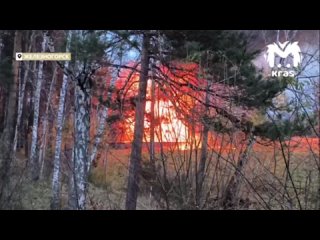 Бывший клуб "Спутник" горит в Железногорске.

Пожарные локализовали огонь на площади в 600 квадратов. На месте..