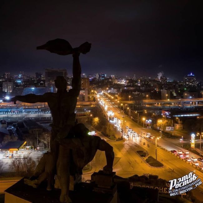 📍Топ 5 мест в Ростове, где открывается панорамный вид на город 
 
1) Колесо обозрения "Одно небо" в парке..