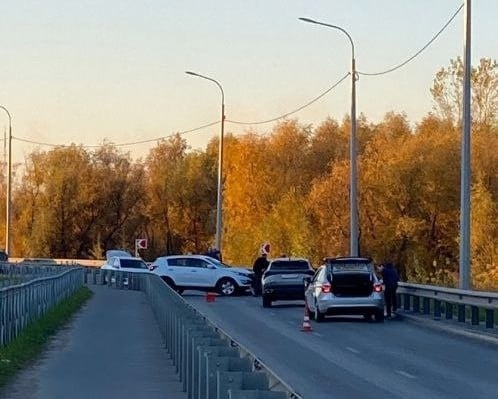 ДТП на узкой дороге к метромосту произошло в Омске 

Как сообщает наш читатель, вчера вечером дорога была..