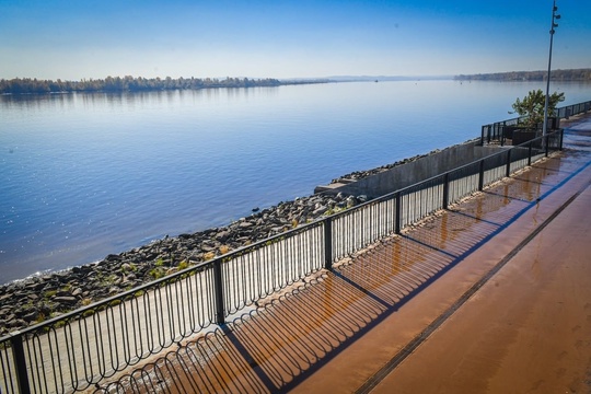 Причиной потопа на набережной Закамска стало повреждение водопровода во время работ подрядчика, который..