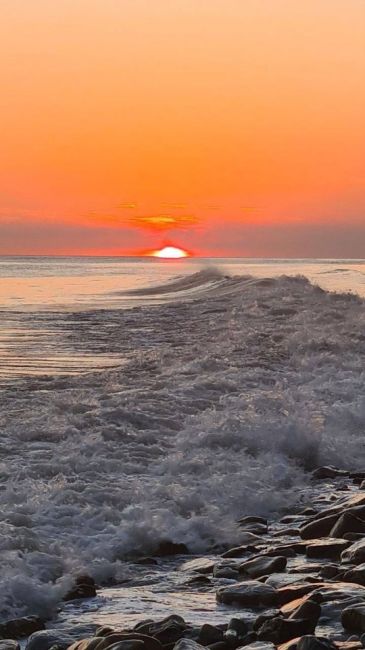 Шикарный закат сегодня! 🌅🌊

фото подписчика..