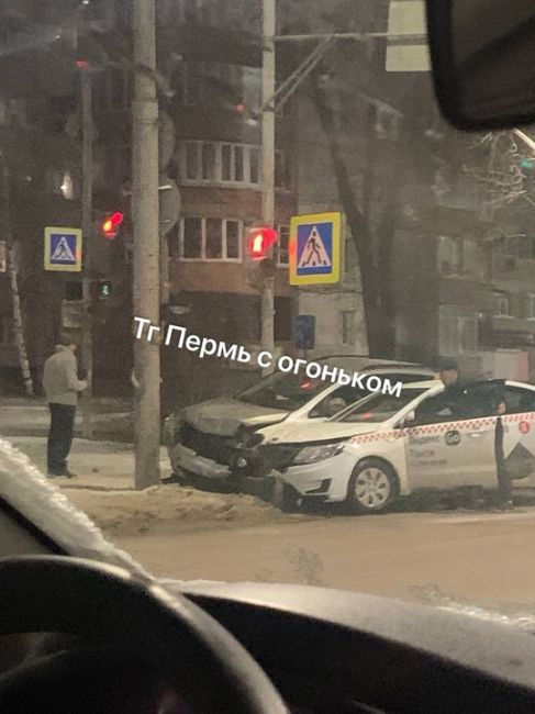 Авария возле остановки..