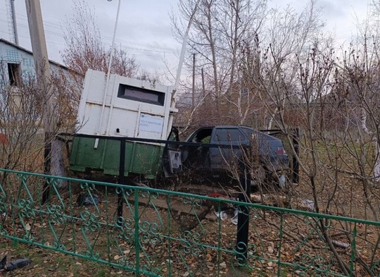 Вблизи хутора Крутого в Цимлянском районе автомобиль протаранил пост радиационного контроля Ростовской..